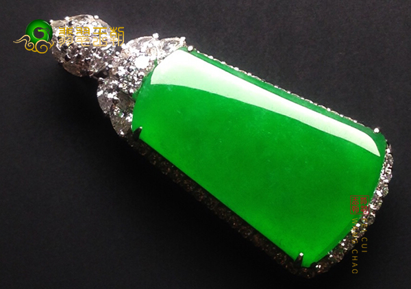 顶级玻璃种阳绿翡翠挂件的收藏价值辨别方法