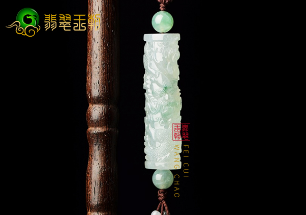 糯冰种浓绿色龙柱翡翠挂件赠予孩童望其成材