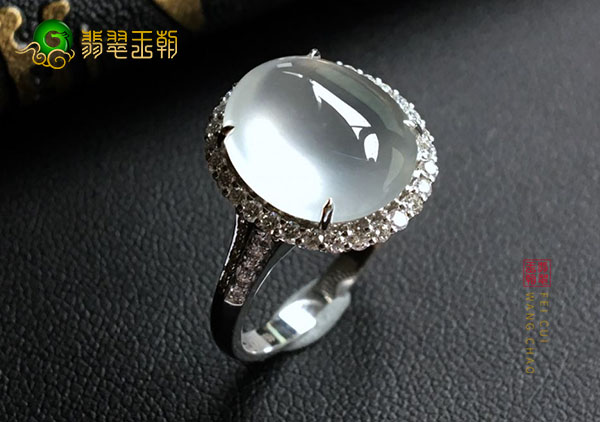 翡翠戒面镶嵌翡翠戒指的气色和品质哪种好？