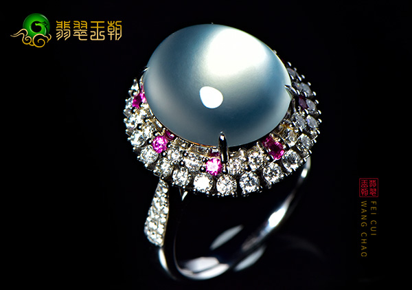 7玻璃种起莹光无色翡翠蛋面18K金钻石镶翡翠戒指.jpg