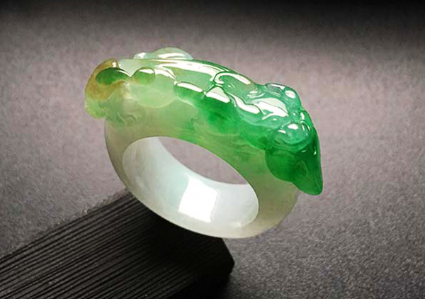 糯冰种黄加绿全翡翠戒指和镶嵌翡翠戒指区别