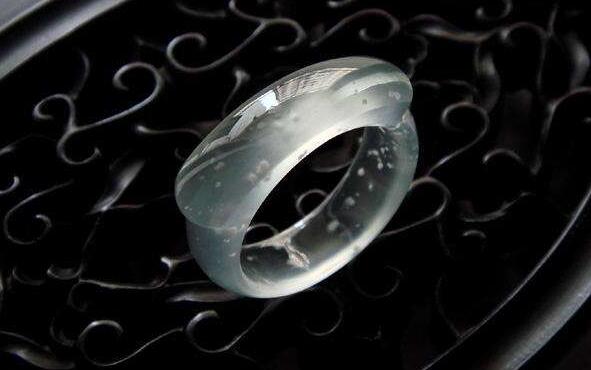玻璃种无色翡翠指环如何能成为男女士的最爱