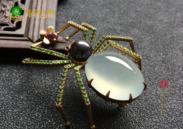 翡翠蛋面镶嵌翡翠蜘蛛饰品适合哪种人佩戴？