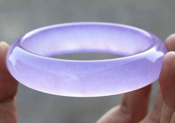 冰种紫罗兰贵妃翡翠手镯价格和日常保养方法