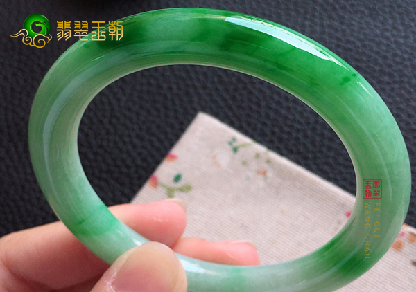 糯冰种飘绿翡翠圆条手镯具有的作用与功效有哪些