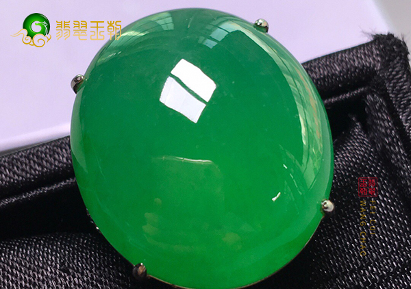 冰种阳绿翡翠蛋面镶嵌戒指如何通过颜色看品质