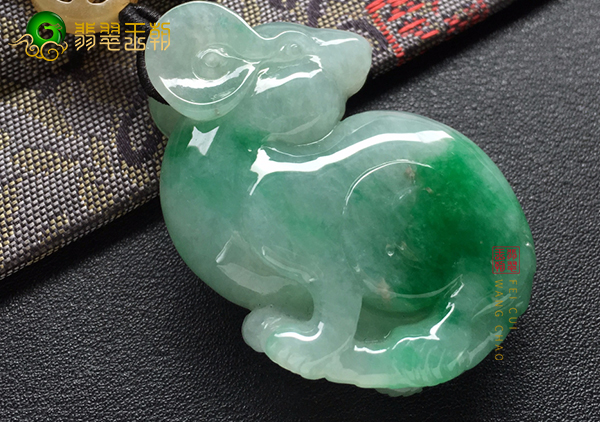 糯冰种飘绿翡翠生肖鼠挂件的佩戴寓意和象征
